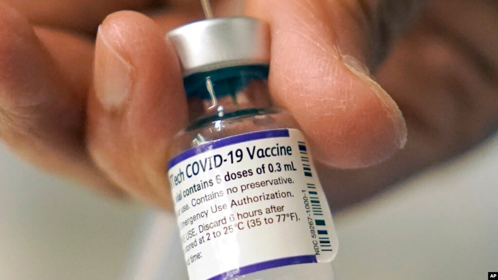 马萨诸塞州一名医生用注射器抽取辉瑞疫苗，准备给一名儿童注射。（2021年12月2日）(photo:VOA)