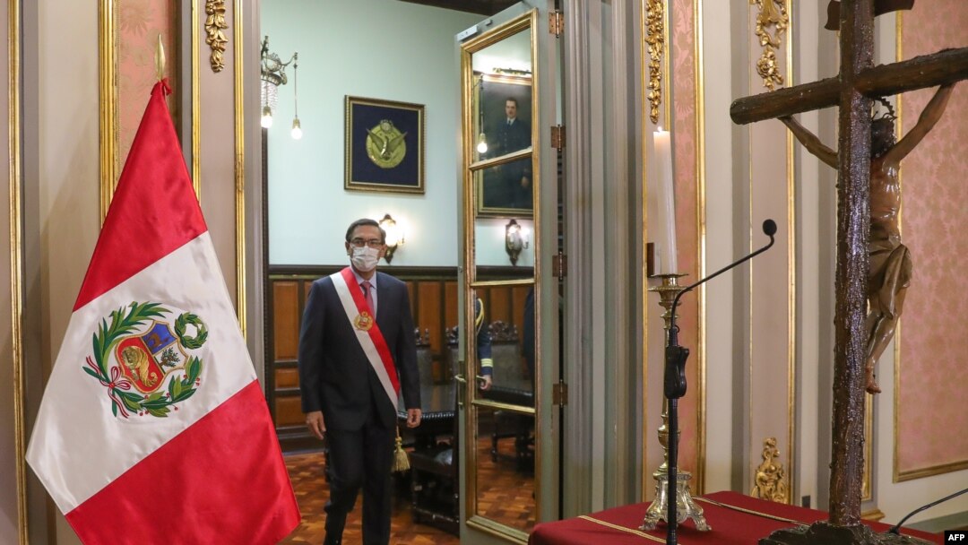 Foto yang dirilis oleh kantor Kepresidenan Peru menunjukkan Presiden Peru Martin Vizcarra di istana presiden di Lima untuk berpartisipasi dalam upacara pelantikan para menteri negara, di Lima pada 6 Agustus 2020. (Foto: AFP)