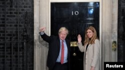 PM Inggris Boris Johnson dan pasangannya, Carrie Symonds di kediaman Perdana Menteri Inggris, 10 Downing Street, London, 13 Desember 2019. (Foto: dok).