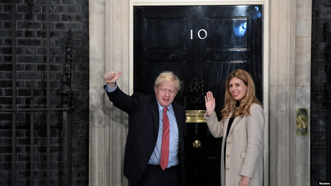 PM Inggris Boris Johnson dan pasangannya, Carrie Symonds di kediaman Perdana Menteri Inggris, 10 Downing Street, London, 13 Desember 2019. (Foto: dok).