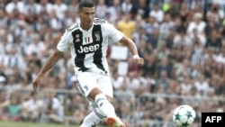 L'attaquant portugais, Cristiano Ronaldo, marque lors du match amical opposant la Juventus A et la Juventus B à Villar Perosa, le 12 août 2018