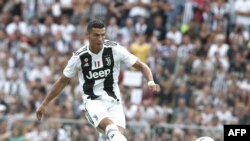 L'attaquant portugais de la Juventus, Cristiano Ronaldo, marque lors d'un match amical à Villar Perosa, le 12 août 2018 à Villar Perosa.