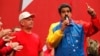 El presidente en disputa de Venezuela, Nicolás Maduro, (derecha) habla junto al general retirado Hugo Carvajal, en Caracas, el 27 de julio, de 2014. 