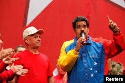 El presidente de Venezuela, Nicolás Maduro, a la derecha, habla junto al general retirado Hugo Carvajal cuando asisten al congreso del Partido Socialista en Caracas, el 27 de julio de 2014.