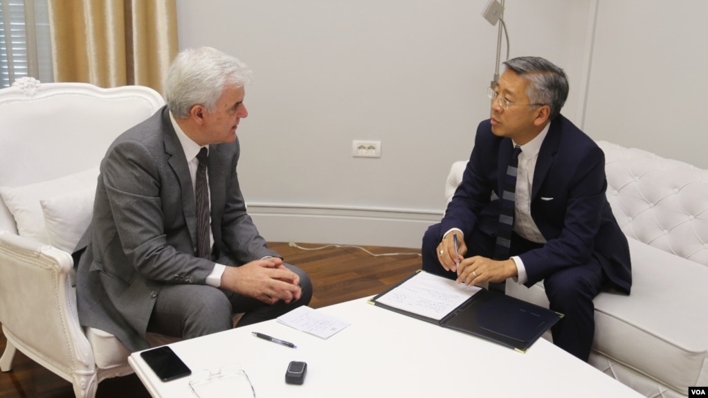 Ambasadori Lu: Po ndjek me vëmendje akuzat ndaj Xhafës