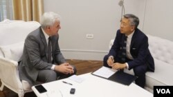Ministri i brendshem shqiptar Fatmir Xhafaj me ambasadorin Donald Lu