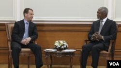 Presiden Rusia Dmitry Medvedev (kiri) berbicara dengan utusan khusus PBB dan Liga Arab Kofi Annan dalam pertemuan di Moskow (Minggu, 25/3).