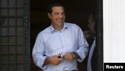 Thủ tướng Hy Lạp rời văn phòng ở Athens hôm 20/8/2015. Các thành viên trong đảng cầm quyền của ông đang thành lập một đảng mới.