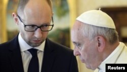 Прем’єр-міністр Яценюк розмовляє з Папою Франциском