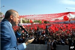 레제프 타이이프 에르도안 터키 대통령이 11일 샤늘르우르파에서 진행된 개헌 찬성 군중집회에서 연설하고 있다.