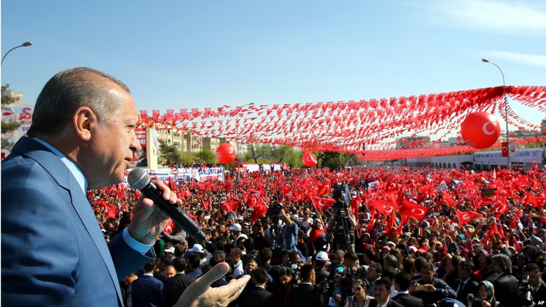 Presiden Turki Recep Tayyip Erdogan menyampaikan sambutan di hadapan para pendukungnya dalam kampanye untuk referendum Turki di Sanliurfa, Turki, 11 April 2017. (Kayhan Ozer/Presidential Press Service, Pool Photo via AP) 