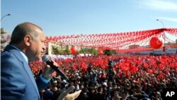 Presiden Turki Recep Tayyip Erdogan menyampaikan sambutan di hadapan para pendukungnya dalam kampanye untuk referendum Turki di Sanliurfa, Turki, 11 April 2017. (Kayhan Ozer/Presidential Press Service, Pool Photo via AP) 