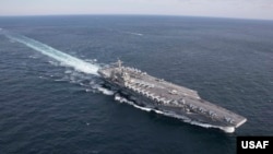 USS Abraham Linkoln (CVN 72) aviadaşıyıcısı Atlantik Okeanını keçir.