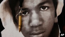 Una imagen de Trayvon Martin con un llavero de bala en Los Angeles. Los jurados dijeron que su muerte "pesó" en sus corazones.