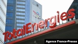 资料照片：在巴黎城郊一处充电站亮相的新的“道达尔能源”标识。(2021年5月28日)