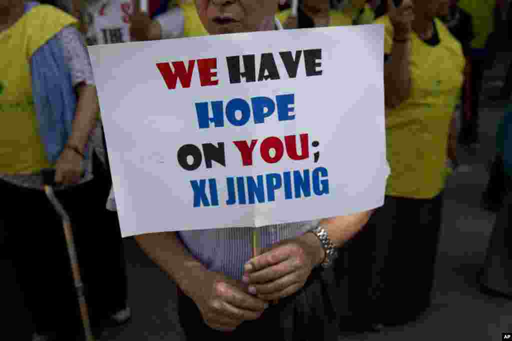 Người&nbsp;Tây Tạng lưu vong cầm biểu ngữ trong cuộc biểu tình về chính sách của Trung Quốc đối với Tây Tạng nhân chuyến thăm của ông Tập Cận Bình tới&nbsp;Ấn Độ, ngày 17/9/2014. 
