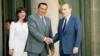 L'ancien président français François Mitterrand, et son homologue égyptien Hosni Mubarak, à gauche, à Paris, France, le 11 juillet 1994.