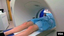 Teknik kolonoskopi virtual menggunakan CT Scan dalam pengobatan kanker usus besar menjadi kontroversi di Amerika karena pasien mendapat radiasi 400 kali sinar rontgen di dada mereka.