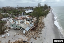 Sebuah rumah pantai hancur setelah Badai Milton menerjang Manasota Key, Florida, AS, 11 Oktober 2024. (Foto: Ricardo Arduengo/Reuters)