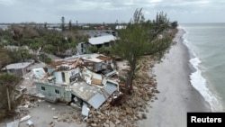 Una vista de dron muestra una casa de playa destruida después de que el huracán Milton tocara tierra en Manasota Key, Florida, Estados Unidos, el 11 de octubre de 2024.