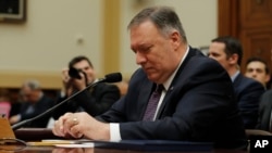 El secretario de Estado de EE.UU., Mike Pompeo, hace una pausa durante su testimonio ante el Comité de Asuntos Exteriores del Congreso este viernes. 