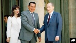 L'ancien président français François Mitterrand, et son homologue égyptien Hosni Mubarak, à gauche, à Paris, France, le 11 juillet 1994.