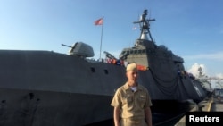 Kepala Operasional Angkatan Laut AS Laksamana John Richardson berpose setelah berbicara dengan wartawan di dermaga USS Coronado, kapal tempur litoral, di Pangkalan Laut Changi di Singapura, 16 Mei 2017.(Foto: dok).