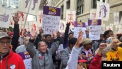 Ratusan guru dan pendukungnya berpawai beberapa hari sebelum serikat guru mogok kerja bila kontrak tidak tercapai, di Chicago, 14 Oktober 2019.