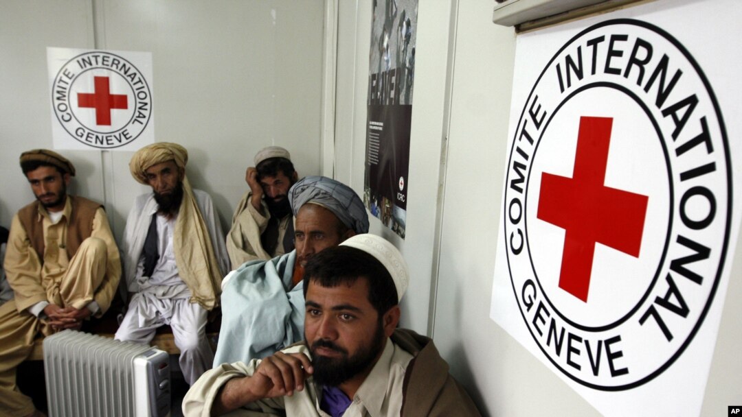 Beberapa warga Afghanistan antri di depan kantor Palang Merah di Kabul, Afghanistan (foto: dok).
