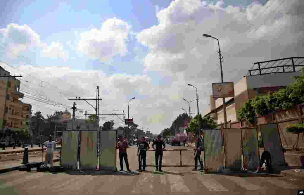 Opponents of Egypt&#39;s President Mohamed Morsi guard the entrances of the presidential palace in Cairo, Egypt, July 2, 2013. 