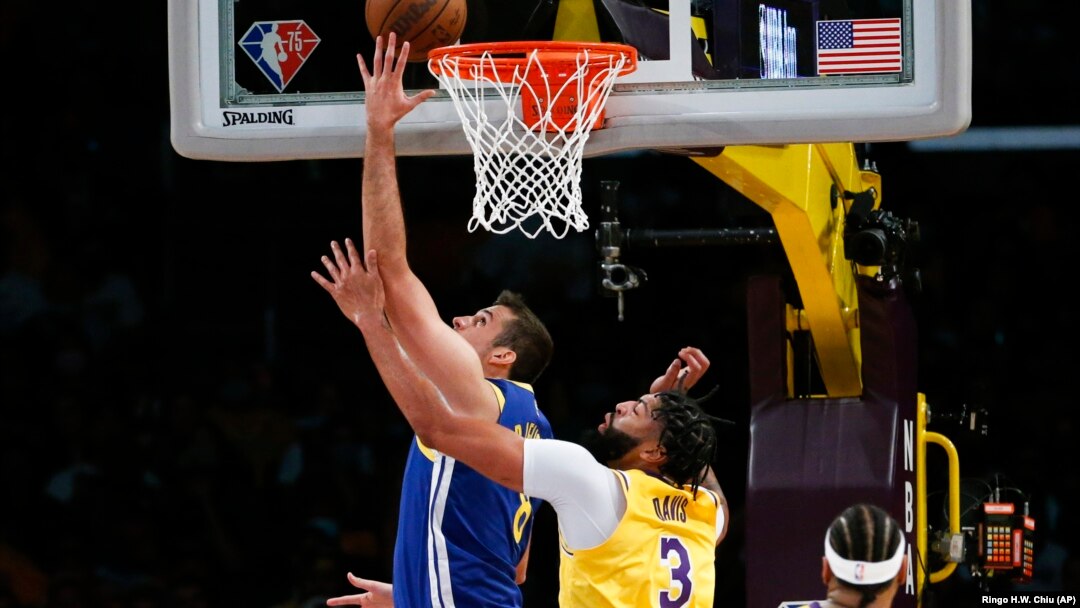 Nemanja Bjelica polaže loptu na "drugi obruč" dok ga čuva Entoni Dejvis (Foto: AP/Ringo H.W. Chiu)