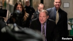 Archivo - El productor de cine Harvey Weinstein llegando a la Corte Criminal de Nueva York el 7 de febrero de 2020.