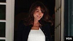 Carla Bruni, isteri Presiden Perancis Nicolas Sarkozy, melahirkan bayi perempuan (19/10).