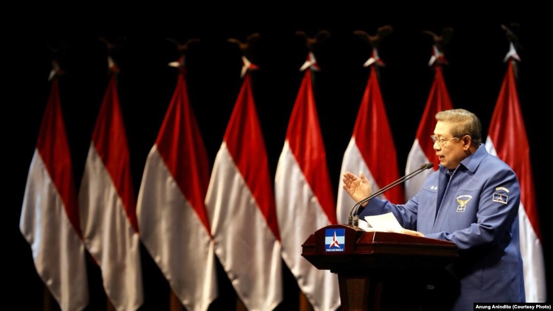 SBY: "Kita akan kejar siapapun yang merusak dan menghancurkan nama baik kita" dalam pidato politik peringatan 17 tahun Partai Demokrat di Jakarta, Senin malam (17/9).