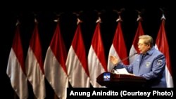 SBY: "Kita akan kejar siapapun yang merusak dan menghancurkan nama baik kita" dalam pidato politik peringatan 17 tahun Partai Demokrat di Jakarta, Senin malam (17/9).