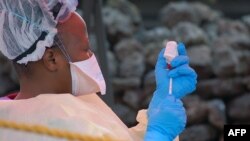 Une infirmière prépare un vaccin contre Ebola, à Goma, le 7 août 2019. 