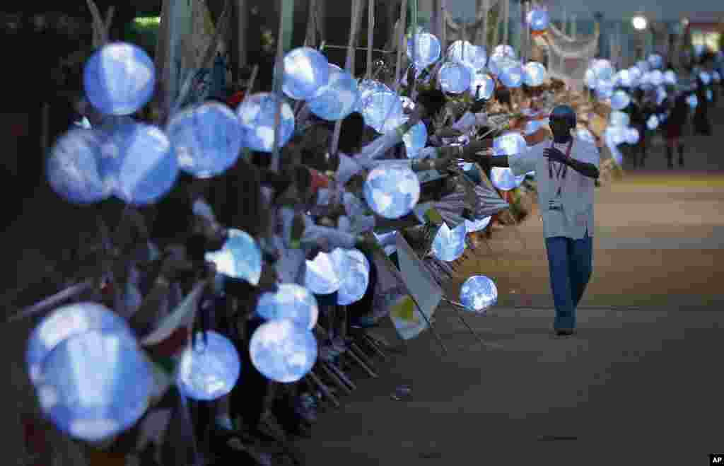 Seorang atlit olimpiade disambut oleh anak-anak sekolah yang ikut berpawai sepanjang jalan menuju Stadion Olimpiade untuk Upacara Pembukaan Olimpiade 2012 (27/7). 