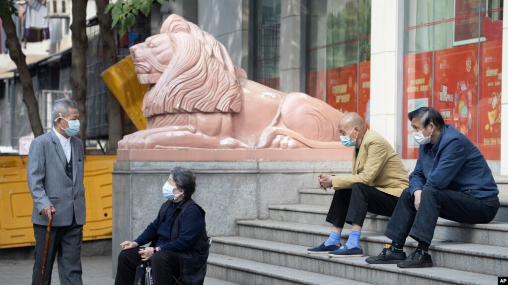 Người lớn tuổi mang khẩu trang chờ trước một ngân hàng ở Vũ Hán ngày ngày 16/4/2020. 