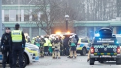 Petugas tanggap darurat dan polisi tiba di pusat pendidikan orang dewasa Campus Risbergska di Orebro, Swedia, setelah penembakan, 4 Februari 2025. (TT News Agency/Kicki Nilsson via REUTERS)