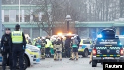 Petugas tanggap darurat dan polisi tiba di pusat pendidikan orang dewasa Campus Risbergska di Orebro, Swedia, setelah penembakan, 4 Februari 2025. (TT News Agency/Kicki Nilsson via REUTERS)