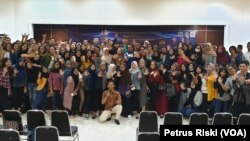 Para peserta seminar dan kampanye anti hoaks di kampus Politeknik Unversitas Surabaya sepakat menolak dan melawan hoaks 