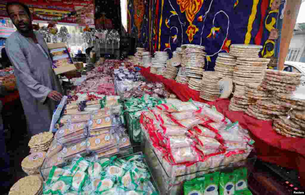 افزایش فروش شیرینی&zwnj; و عروسک&zwnj;های سنتی&zwnj; در بازار قاهره در مصر چند روز پیش از میلاد پیامبر اسلام.