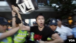 示威者在胡锦涛住宿酒店前抗议被捕