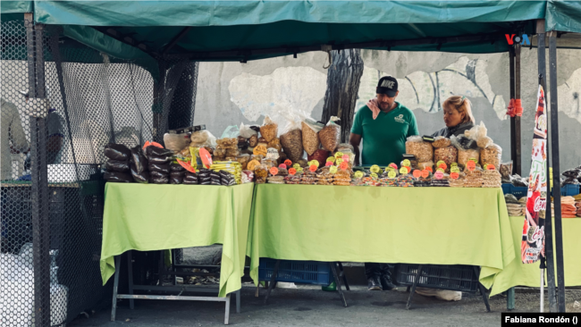 Comerciantes venezolanos aseguran que la situación cambiaria mermó la llegada de clientes. [Fotografía: Fabiana Rondón]