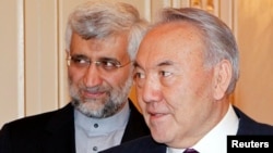 2月25日在阿尔马特哈萨克斯坦总统纳扎尔巴耶夫，右，会见伊朗最高安全委员会主席贾利里