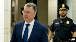 Kurt Volker, exenviado especial ante Ucrania, sale tras una entrevista a puerta cerrada con investigadores de la Cámara de Representantes, parte de la investigación de los demócratas al presidente Donald Trump, en el Capitolio en Washington. 3 de octubre de 2019. AP/José L.Magaña