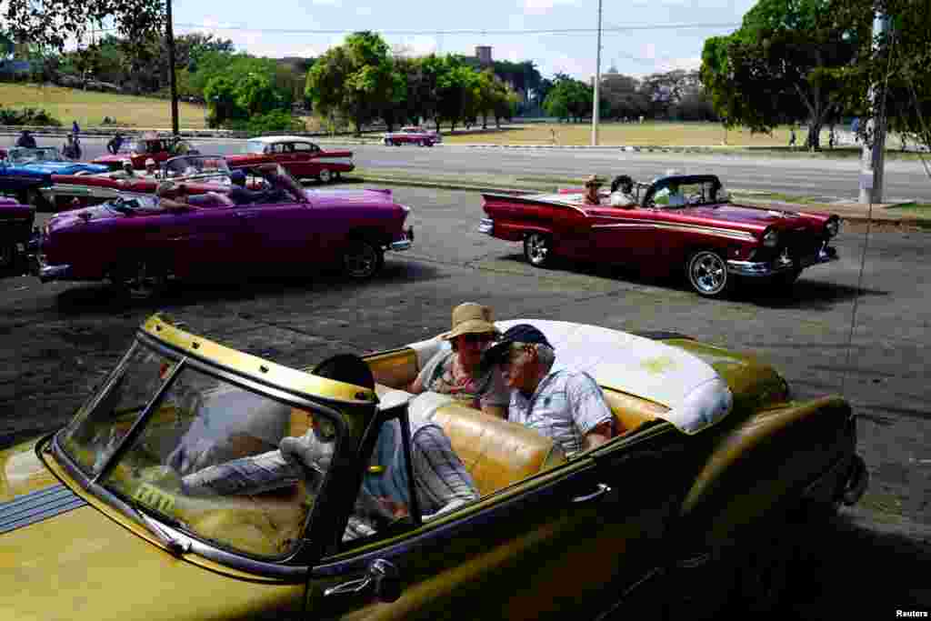 بازدید گردشگران از خودروهای کلاسیک و قدیمی در هاوانا کوبا &nbsp;