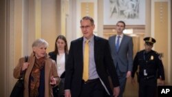 Mark Sandy, empleado de la actual administración republicana, llega el sábado al Capitolio en Washington DC para testificar en la investigación por juicio político que el Partido demócrta lleva contra el presidente Donald Trump.