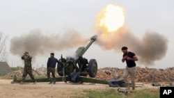 지난달 26일 이라크 정부군이 모술 인근 지역에서 모술 시를 점령하고 있는 수니파 무장단체 ISIL을 향해 포를 쏘고 있다. (자료사진)