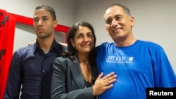 Felix Baez, right, appears with wife Vania Ferrer and son Alejandro Baez at a news conference in Havana, Dec. 6, 2014.